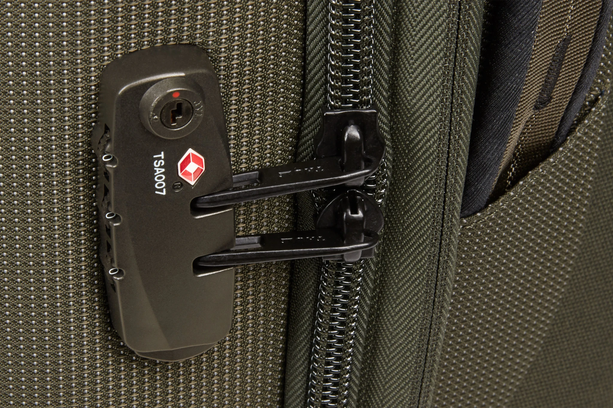 Thule Crossover 2 Boarding Bag 25L. Forest Night Green