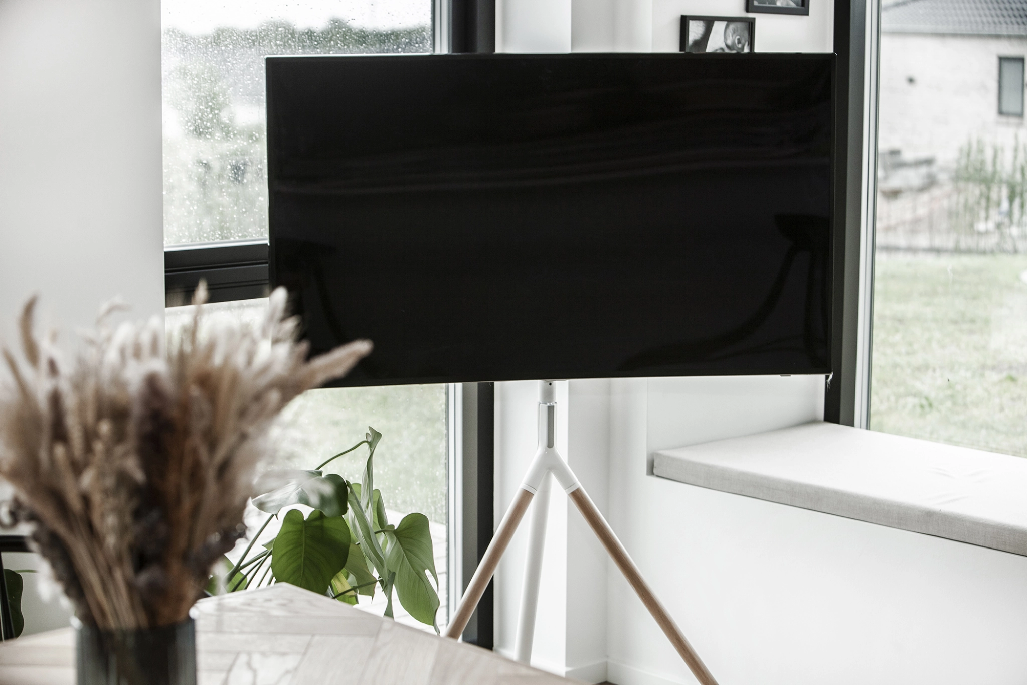 Sinox Tripod TV gulvstand med drejbar top. 45"-65". Lyst træ/hvid