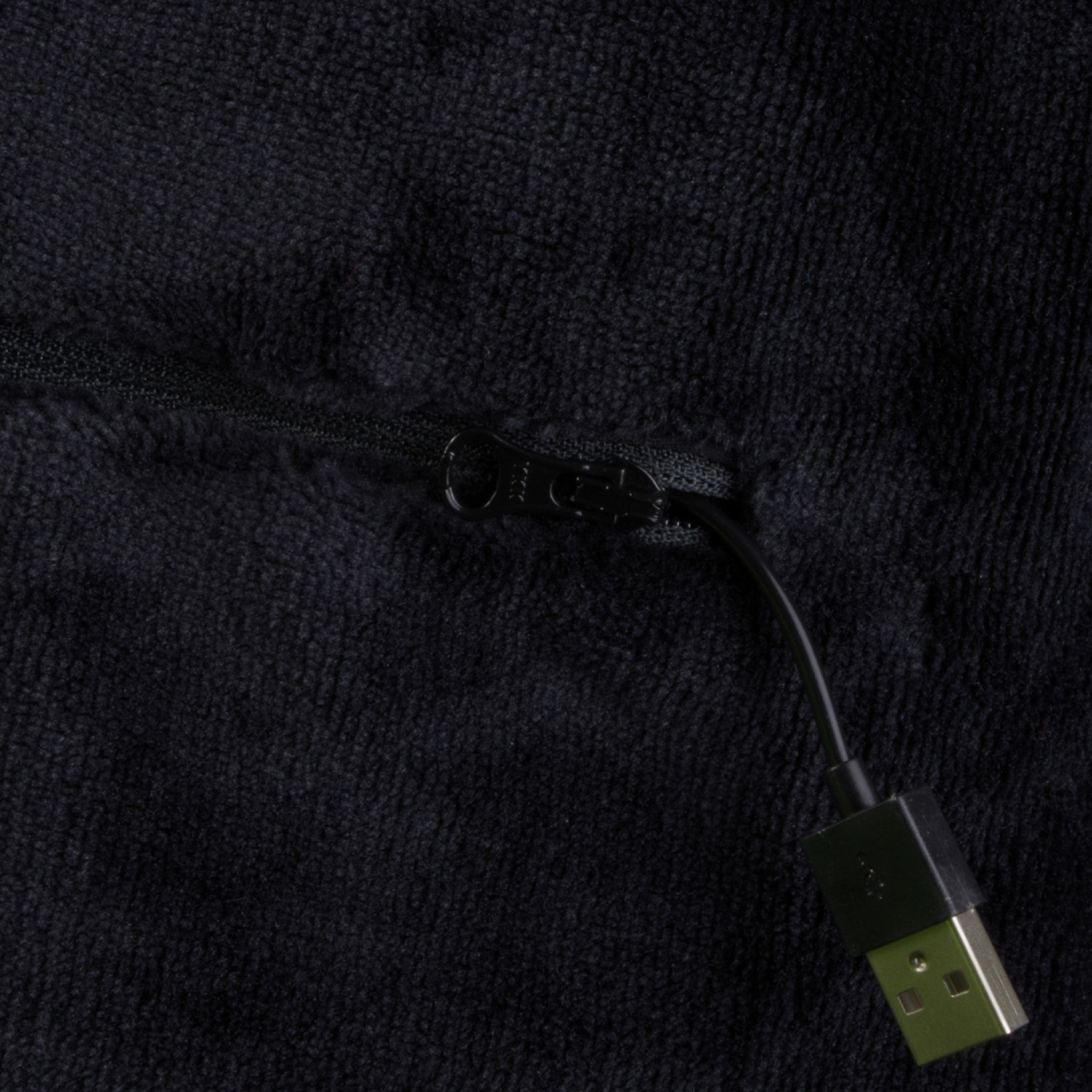 Glovii Heated Scarf. Black